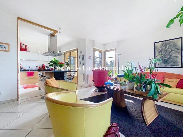 A St Didier T5 de 105m² en dernier étage avec balcon et vue 105m² Saint Didier au Mont d'Or