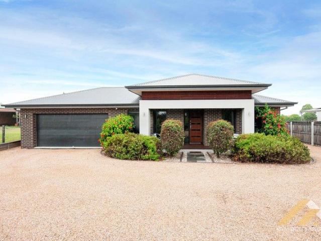 A STATEMENT FAMILY HOME WITH SPACE, SHED & STYLE