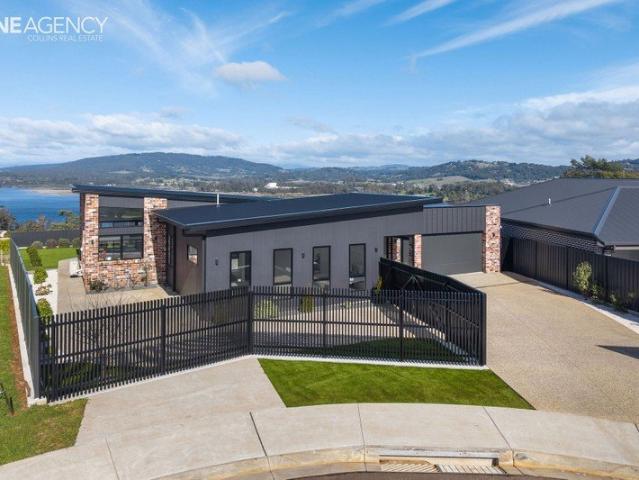 A Statement of Luxury Living with Magnificent Mersey River Views