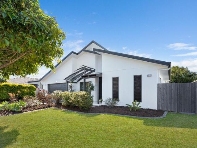 A Statement of Style. Quiet Court | Picture Perfect Lake at the End of the Court