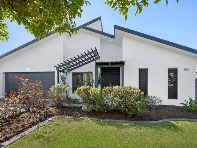 A Statement of Style. Quiet Court | Picture Perfect Lake at the End of the Court