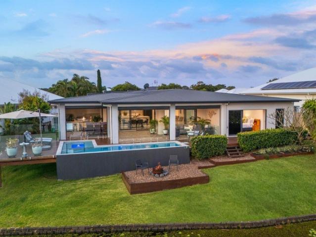 A STATEMENT RESIDENCE IN A PREMIER PELICAN WATERS SETTING