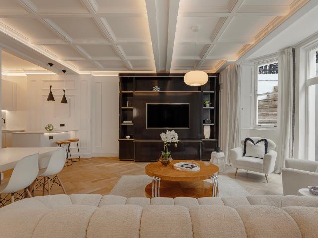 A striking two bedroom apartment with access to Ennismore Gardens