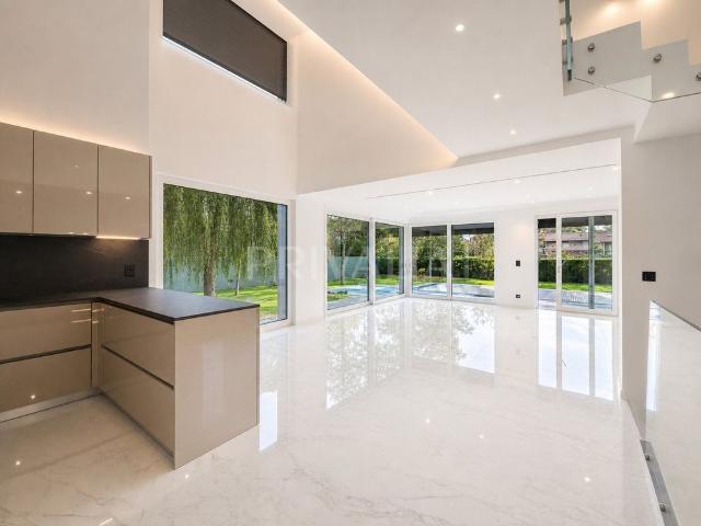 A stunning new villa with a swimming pool in a quiet and exclusive setting