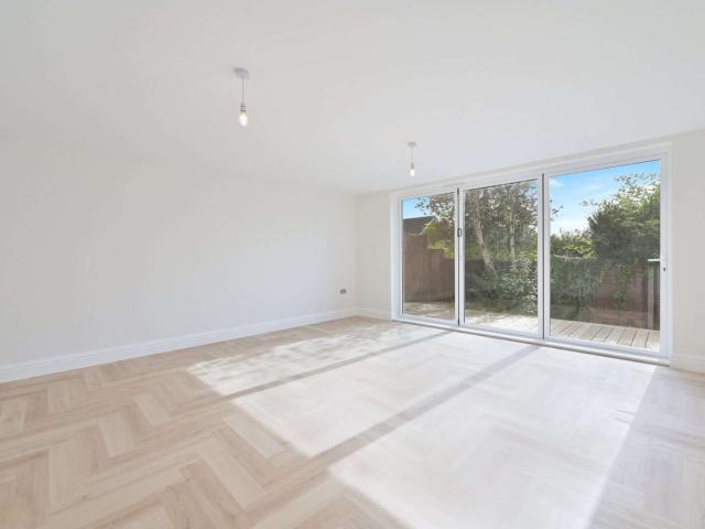 A stunning newly built four bedroom detached family house which is situated on a sought after road in Chorleywood, close to local amenities, transport links and schools. Available now
