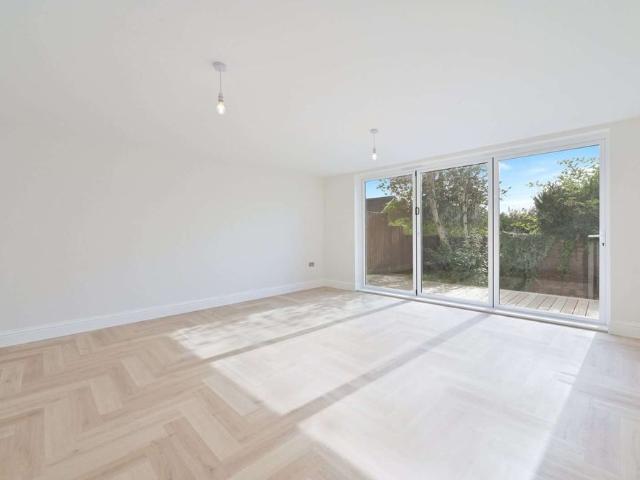 A stunning newly built four bedroom detached family house which is situated on a sought after road in Chorleywood, close to local amenities, transport links and schools. Available now