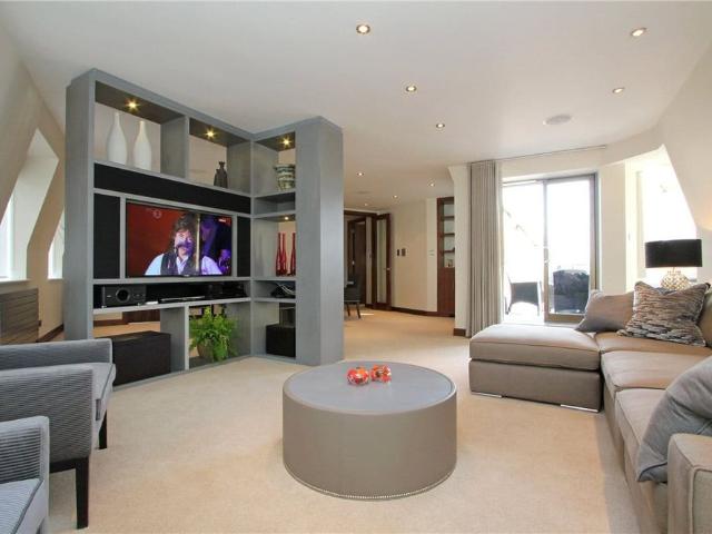 A stunning newly refurbished spacious penthouse three bedroom, two bedroom flat in this very quiet block in Chelsea moments away from Sloane Square.The building benefits from lift access and a live in Caretaker. EPC rating C | Council Tax Band H