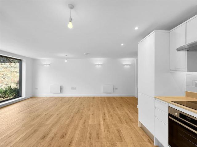 A stunning one bedroom studio apartment with private garden, located in the new and exclusive Chesterton Mews development. Within walking distance to local amenities, including cafés, a bakery, small supermarket, pubs and a range of takeaways. From t