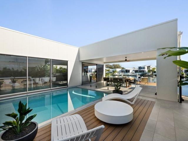 A STUNNING ALTERNATIVE TO PENTHOUSE LIVING NORTH FACING WATERFRONT