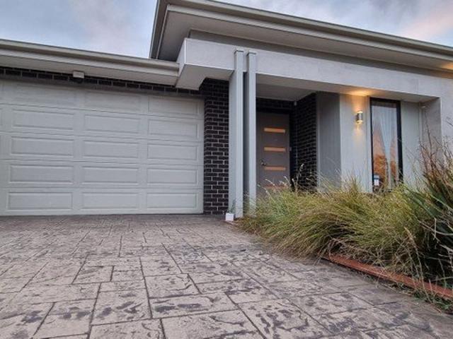 A stunning and spacious 4 bedroom family home situated simply 20 minutes away from city