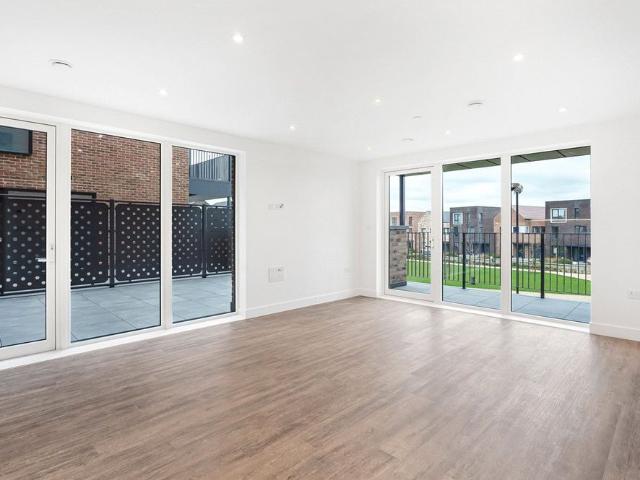 A stunning, brand new two bedroom apartment situated on the second floor of the Brenner Building in the sought after Canalside Quarter. Ideally located near Oxford North, this stylish home offers modern living with high quality finishes, delivering both comfort and luxury