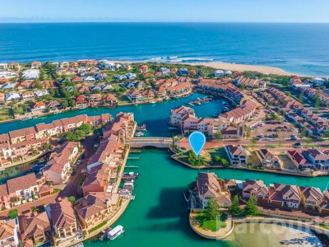 A Stunning Canal Block in Exclusive Port Quays