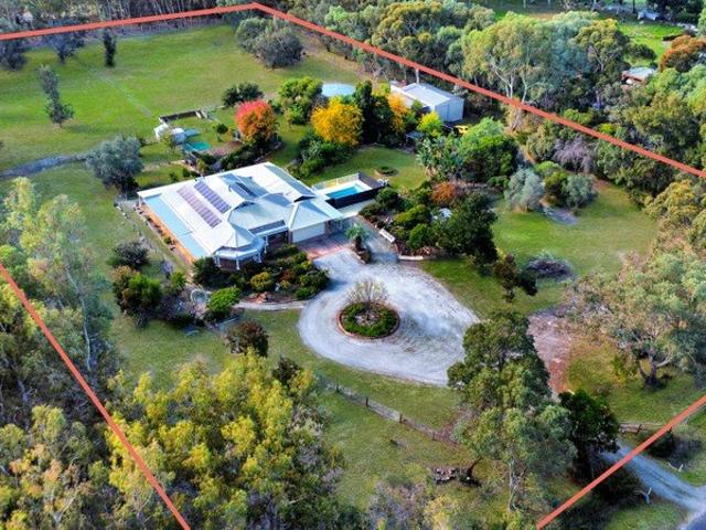 A Stunning Country Lifestyle on 2 Hectares