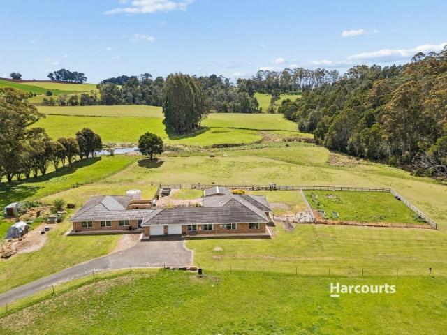A Stunning Country Lifestyle with Space, Style & Endless Possibilities!