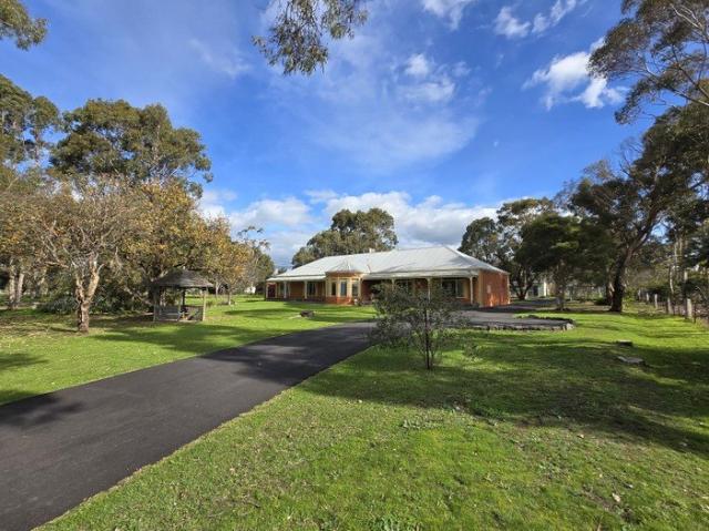 A stunning country retreat with endless space, workshop & studio