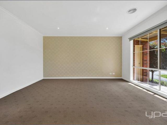 A Stunning Family Home in the Alamanda School Zone !
