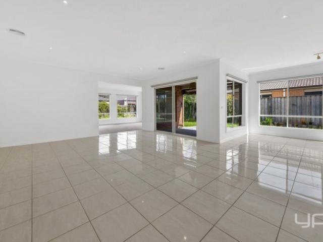 A Stunning Family Home in the Alamanda School Zone !
