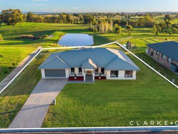A STUNNING FAMILY HOME WITH UNINTERRUPTED VISTAS!