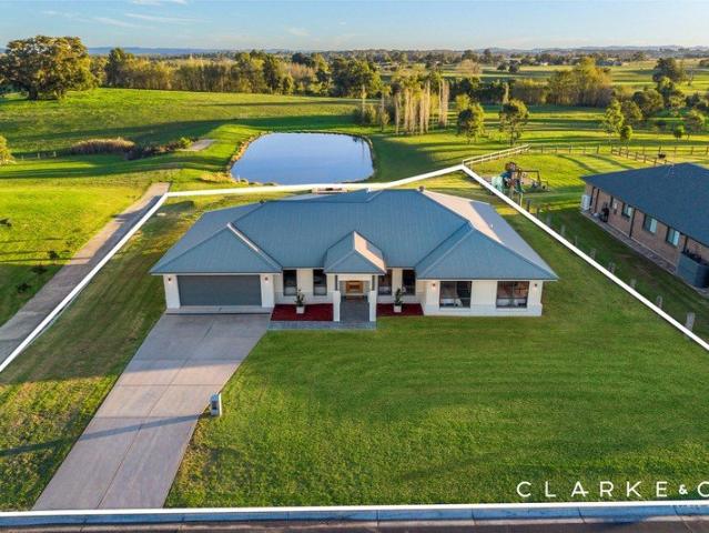 A STUNNING FAMILY HOME WITH UNINTERRUPTED VISTAS!