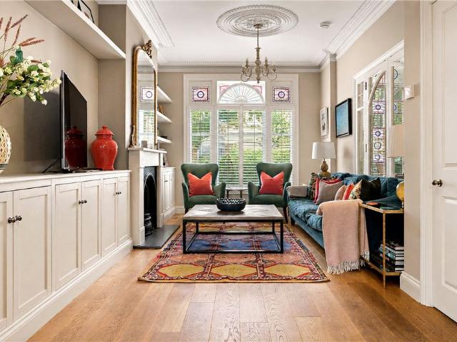 A stunning five double bedroom family Lion House refurbished to high standard ideally located on this residential road. EPC rating C