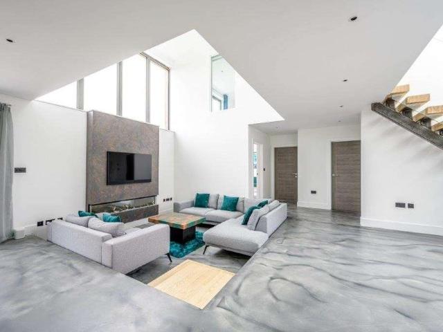 A stunning property, designed and presented to an exceptional standard. With modern finishes and décor, the large spacious rooms and well thought out design mak