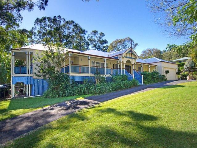 A Stunning Queenslander on 1 Acre Space, Style & Lifestyle
