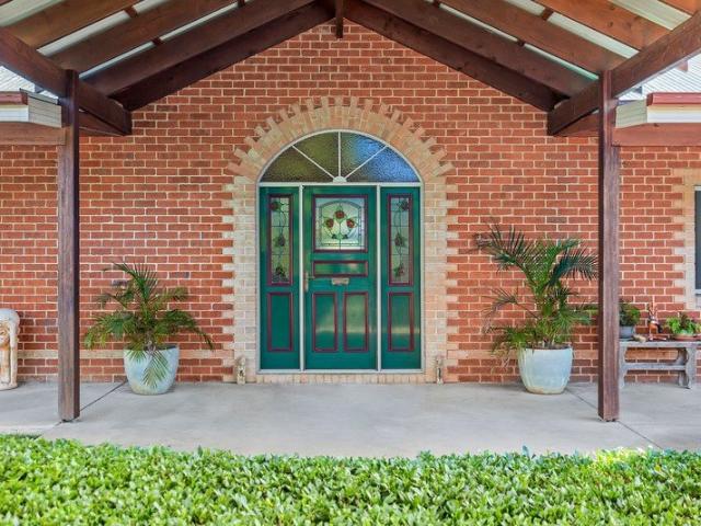 A STUNNING RURAL PROPERTY, CLOSE TO TOWN. THIS IS THE HOUSE WITH EVERYTHING!
