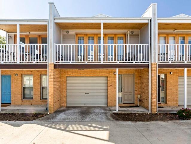 A Stunning Townhouse In A Prime Inner City Position
