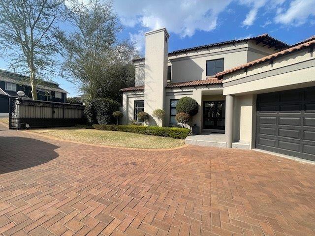 A Stunning 4 Bedroom Family Home in Cedar Lakes Estate