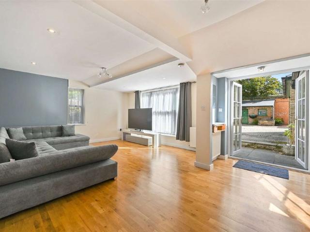 A stunning 5 bedroom detached family house which is access via a gated entrance and is set within mature gardens. Available 29th August on an unfurnished basis