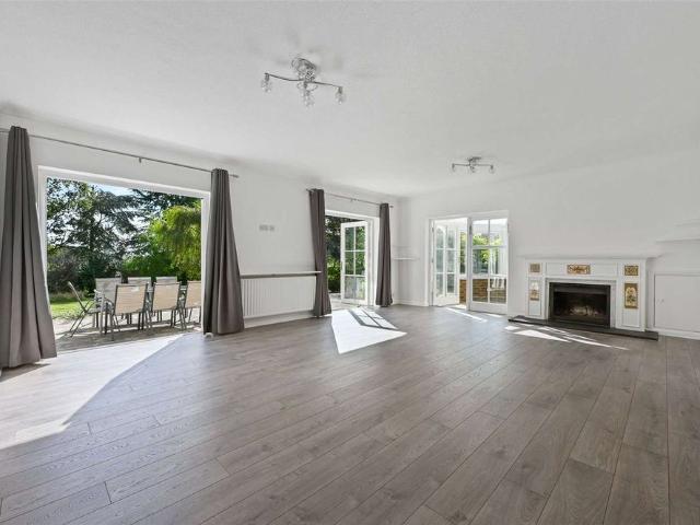 A stunning 5 bedroom detached family house which is access via a gated entrance and is set within mature gardens. Available now on an unfurnished basis