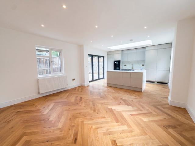 A stunning 5 bedroom house in North Finchley N12