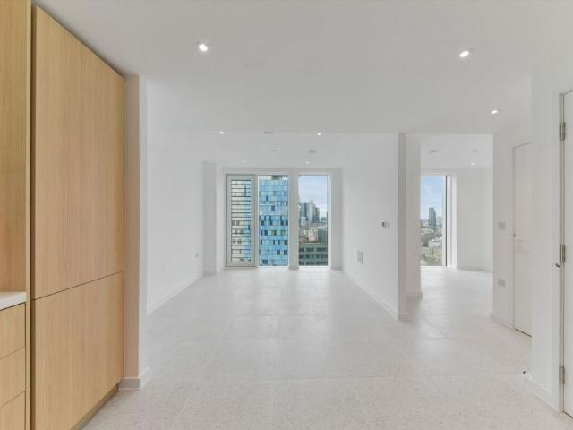 A studio flat to rent in Bouchon Point, E1