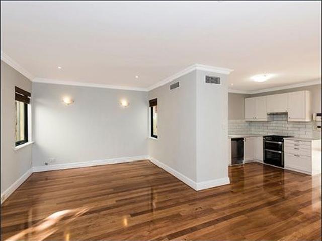 A Stylish & Comfortable Townhouse in a Superb location !