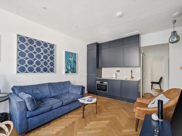 A stylish and bright two bedroom Short Let Chelsea apartment featuring contemporary interiors and a communal terrace in SW10