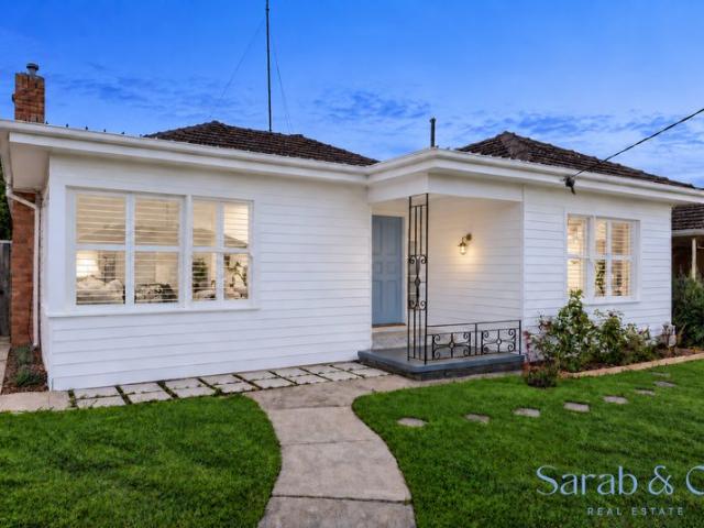 A Stylish Renovation in a Premier Lifestyle Location. !