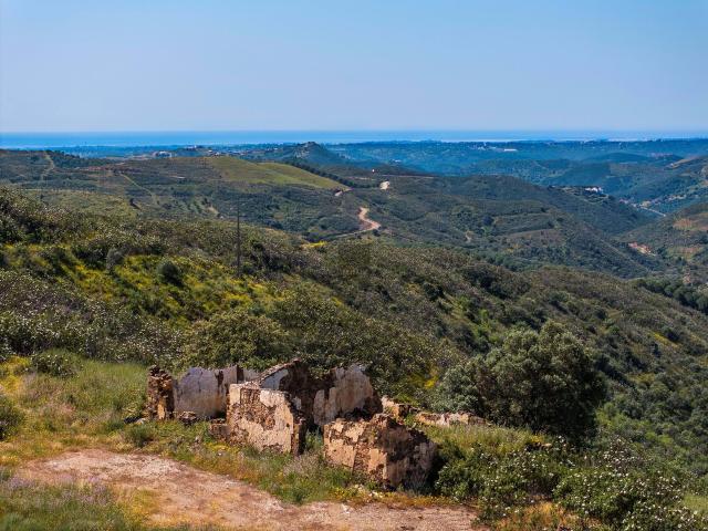 A sua visão do Algarve: uma ruína no topo de uma colina à espera de transformação