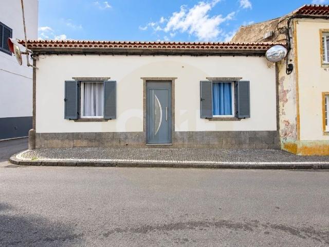 A Sua Nova Casa na Ribeira Grande – Moradia T3 junto às Piscinas