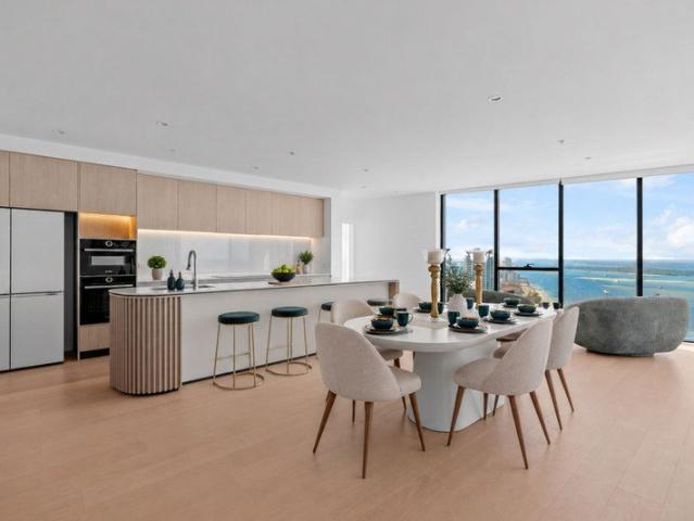 A SUB PENTHOUSE WITHOUT COMPROMISE 242m² OF EXCEPTIONAL BROADWATER LIVING!