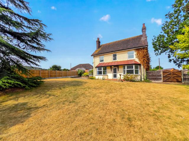 A substantial detached character home with generous gardens and versatile accommodation on the outskirts of Malvern. To Let £2,200pcm