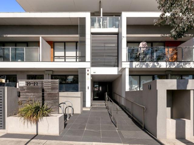 A Sun Drenched Penthouse of Impressive Proportions Six Metres of North Facing Glass, One Exceptional Residence!