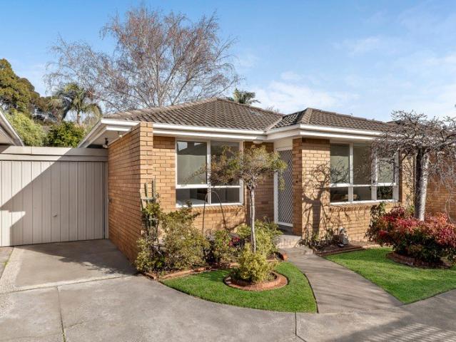 A Sun Filled Villa, Steps to the Park, Village & Bay