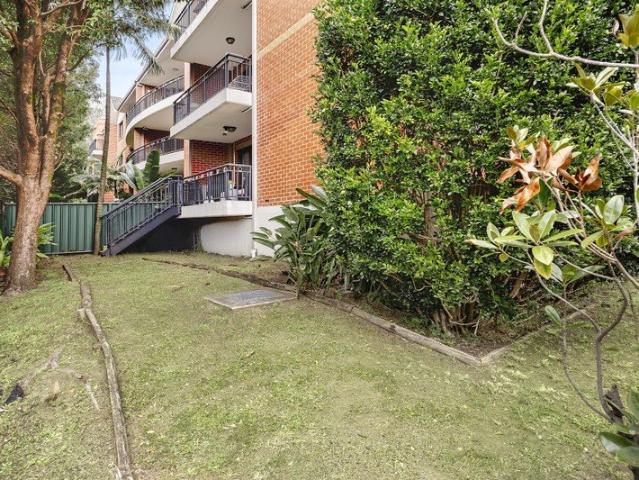 A Sunny North Facing Garden Apartment Between The Beach And The Spot, 181sqm Of Indoor And Outdoor Living