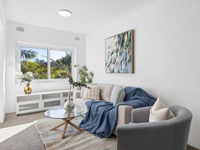 A Sunny Bronte Apartment With A Lock Up Garage