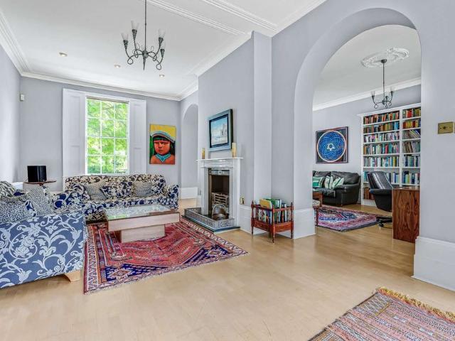 A superb 7 double bedroom period house with direct access to the river, a 120ft mooring and fabulous views