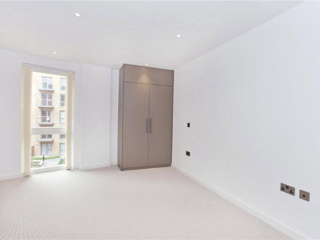 A superb 1 bedroom apartment in the heart of the city centre. A bright and contemporary property and an all round must to view!