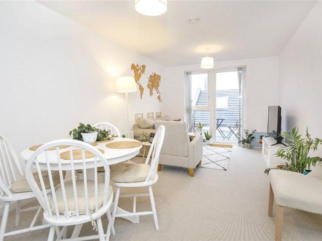 A superb 2 bedroom apartment in the heart of the city centre. A bright and contemporary property and an all round must to view!