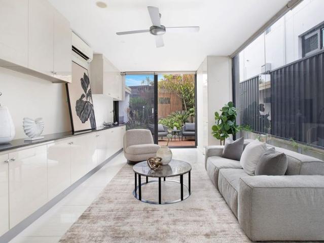 A Superb Bayside Rental of Contemporary Style & Space