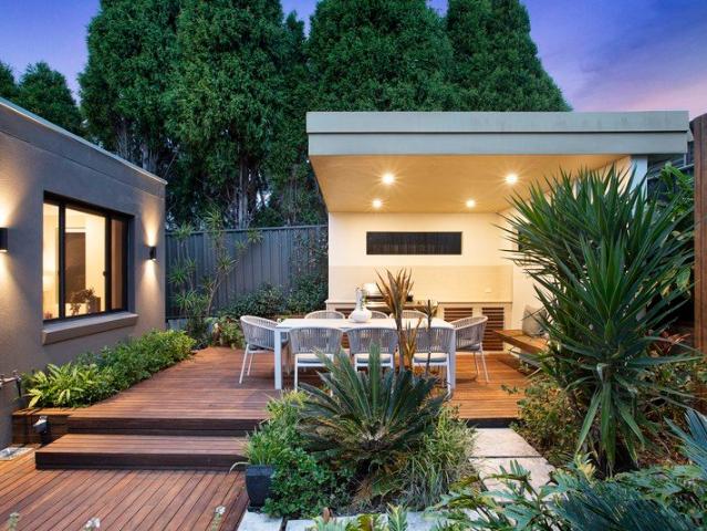 A Superb Bayside Rental of Contemporary Style & Space