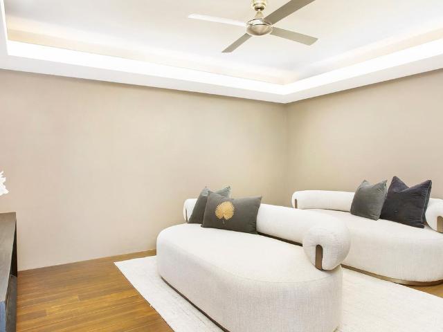 A Superb Bayside Rental of Contemporary Style & Space